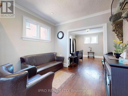 219 Queen Street W, Brampton, ON - Indoor Photo Showing Living Room