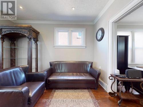 219 Queen Street W, Brampton, ON - Indoor Photo Showing Living Room