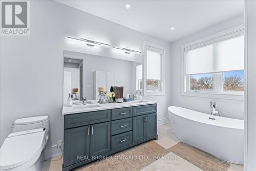 2267 Fifth Line W, Mississauga, ON - Indoor Photo Showing Bathroom