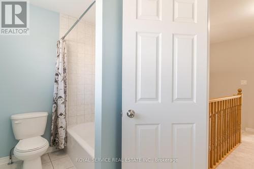 914 Broadway Blvd, Peterborough, ON - Indoor Photo Showing Bathroom