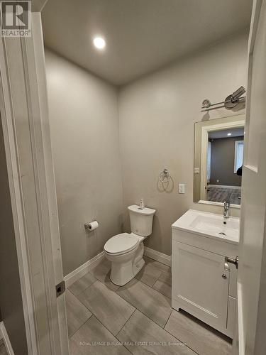 390 Cannon St E, Hamilton, ON - Indoor Photo Showing Bathroom