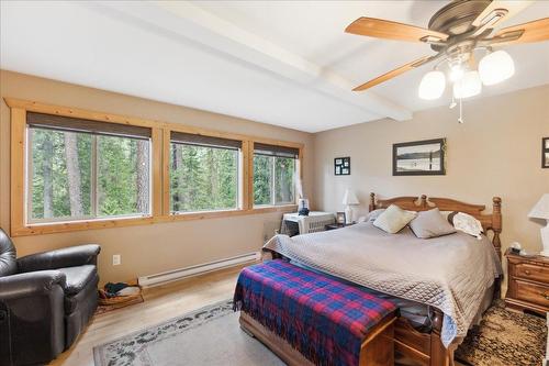 3195 Heddle Road, Nelson, BC - Indoor Photo Showing Bedroom