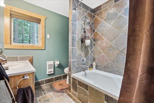 3195 Heddle Road, Nelson, BC - Indoor Photo Showing Bathroom