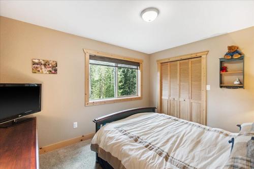 3195 Heddle Road, Nelson, BC - Indoor Photo Showing Bedroom