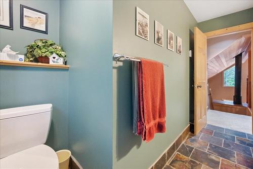 3195 Heddle Road, Nelson, BC - Indoor Photo Showing Bathroom
