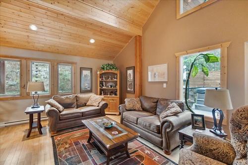 3195 Heddle Road, Nelson, BC - Indoor Photo Showing Living Room