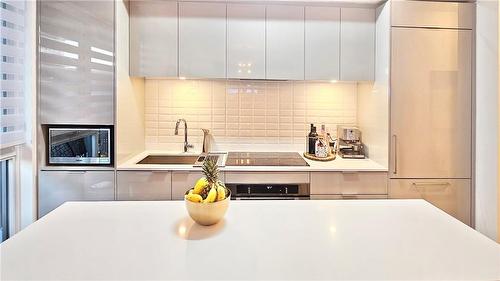 65 Annie Craig Drive|Unit #1006, Toronto, ON - Indoor Photo Showing Kitchen With Upgraded Kitchen