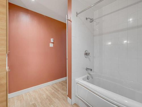 Salle de bains attenante Ã  la CCP - 2-775 Rue Gérard-Morisset, Québec (La Cité-Limoilou), QC - Indoor Photo Showing Bathroom