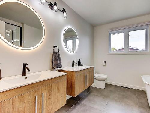 Bathroom - 54 Rue Veilleux, Saint-Jean-Sur-Richelieu, QC - Indoor Photo Showing Bathroom