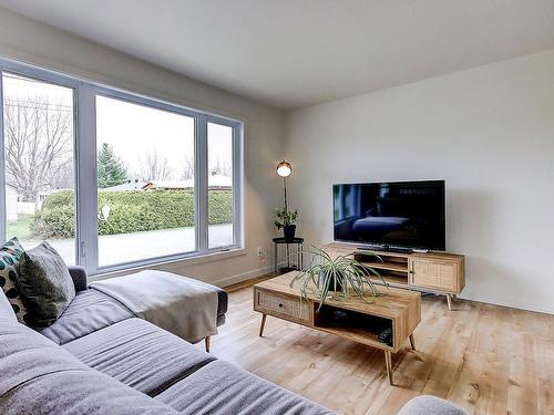 Living room - 54 Rue Veilleux, Saint-Jean-Sur-Richelieu, QC - Indoor Photo Showing Living Room