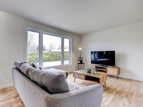 Living room - 54 Rue Veilleux, Saint-Jean-Sur-Richelieu, QC - Indoor Photo Showing Living Room