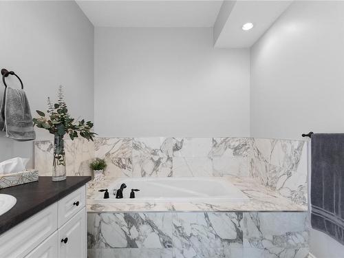 991 Sanika Close, French Creek, BC - Indoor Photo Showing Bathroom