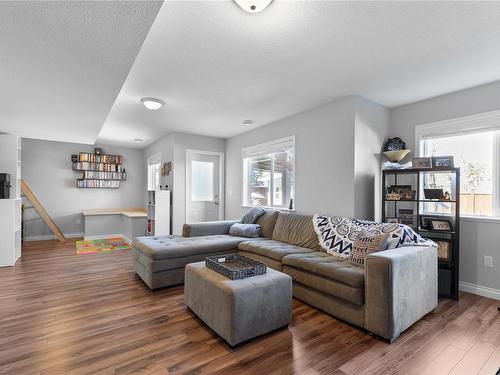 991 Sanika Close, French Creek, BC - Indoor Photo Showing Living Room