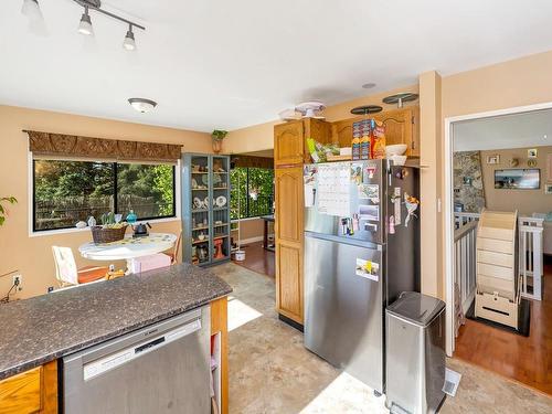 544 Windthrop Rd, Colwood, BC - Indoor Photo Showing Kitchen