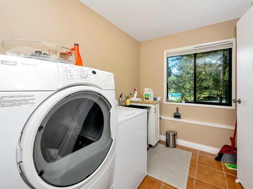 544 Windthrop Rd, Colwood, BC - Indoor Photo Showing Laundry Room