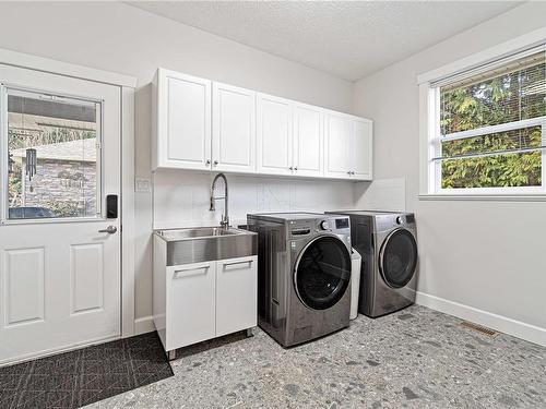 7739 Clark Dr, Lantzville, BC - Indoor Photo Showing Laundry Room