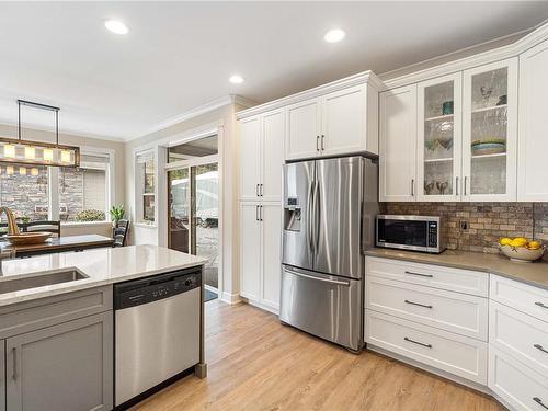 7739 Clark Dr, Lantzville, BC - Indoor Photo Showing Kitchen With Upgraded Kitchen