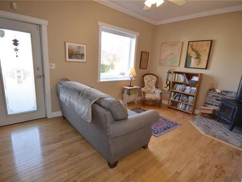 9 Machleary St, Nanaimo, BC - Indoor Photo Showing Living Room
