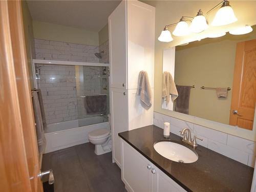 9 Machleary St, Nanaimo, BC - Indoor Photo Showing Bathroom