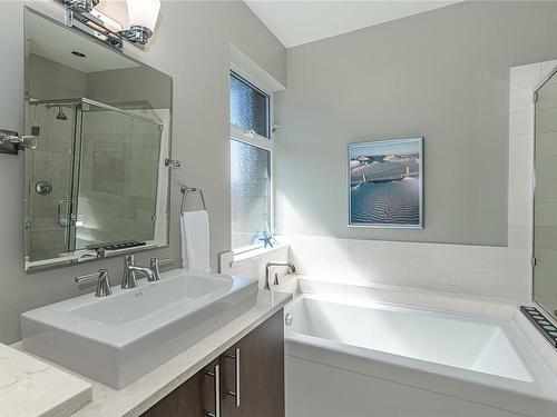 10364 Allbay Rd, Sidney, BC - Indoor Photo Showing Bathroom