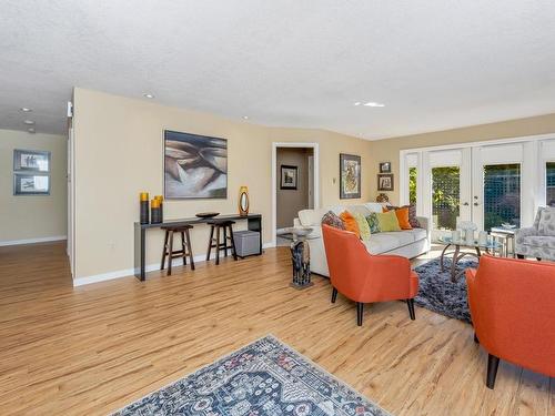 8076 Spinnaker Dr, Crofton, BC - Indoor Photo Showing Living Room