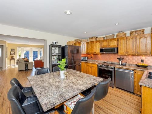 8076 Spinnaker Dr, Crofton, BC - Indoor Photo Showing Kitchen With Double Sink