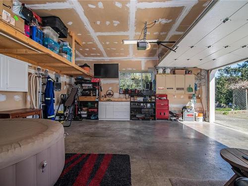 2413 Catherwood Rd, Black Creek, BC - Indoor Photo Showing Garage