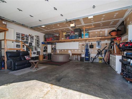 2413 Catherwood Rd, Black Creek, BC - Indoor Photo Showing Garage