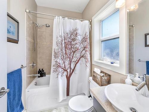 1017 Sandalwood Crt, Langford, BC - Indoor Photo Showing Bathroom