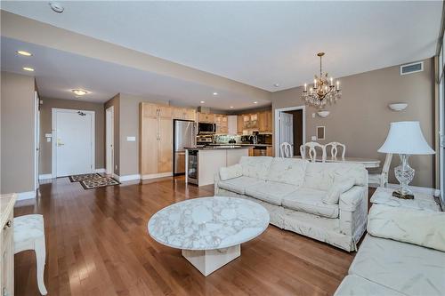 399 Elizabeth Street|Unit #611, Burlington, ON - Indoor Photo Showing Living Room