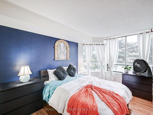 209-135 Hillcrest Ave, Mississauga, ON - Indoor Photo Showing Bedroom