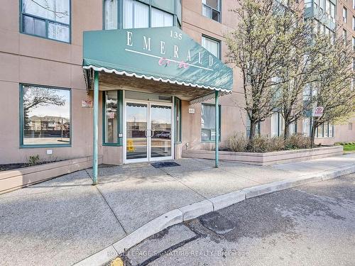 209-135 Hillcrest Ave, Mississauga, ON - Outdoor