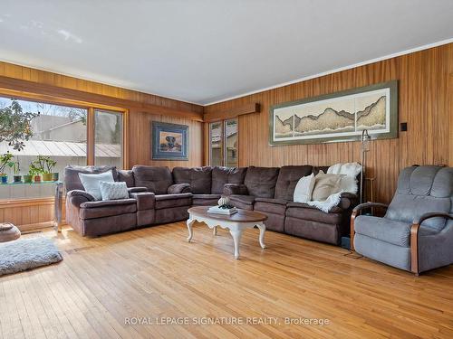425 Norfolk St S, Norfolk, ON - Indoor Photo Showing Living Room