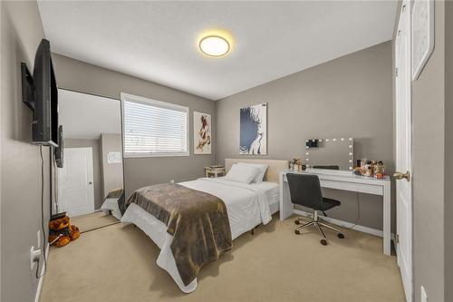 28 Serena Crescent, Stoney Creek, ON - Indoor Photo Showing Bedroom