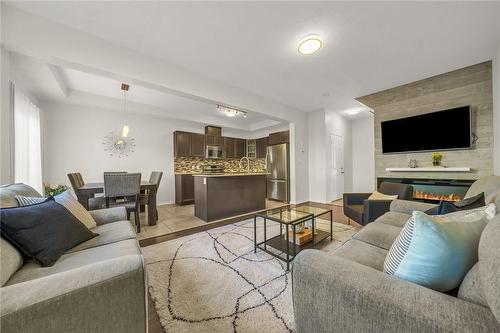 28 Serena Crescent, Stoney Creek, ON - Indoor Photo Showing Living Room