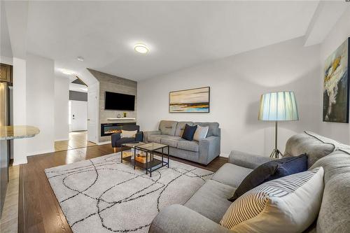 28 Serena Crescent, Stoney Creek, ON - Indoor Photo Showing Living Room