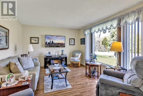 1744 Templetiny Crescent, Smith-Ennismore-Lakefield, ON - Indoor Photo Showing Living Room