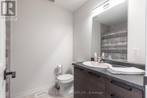 10 Lindsay Way, Grimsby, ON - Indoor Photo Showing Bathroom