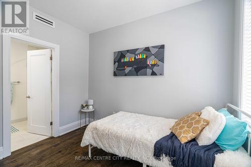 #202 -460 Wellington St, London, ON - Indoor Photo Showing Bedroom