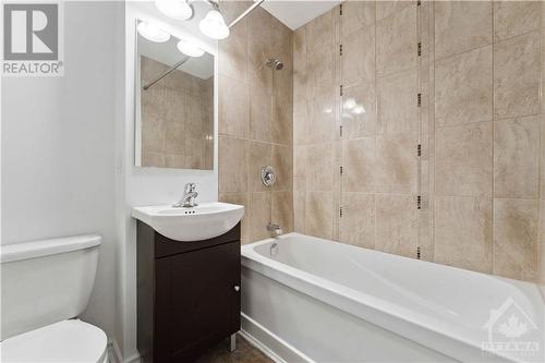 230 Holland Avenue, Ottawa, ON - Indoor Photo Showing Bathroom