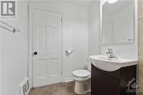 230 Holland Avenue, Ottawa, ON - Indoor Photo Showing Bathroom