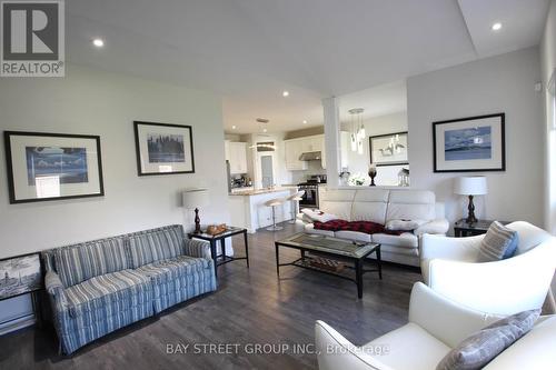 1111 Medway Park Dr, London, ON - Indoor Photo Showing Living Room