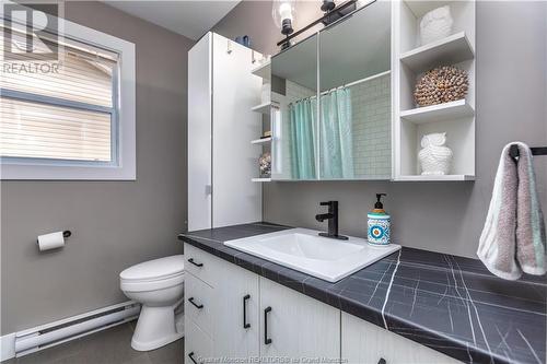 215 Gaspe, Dieppe, NB - Indoor Photo Showing Bathroom