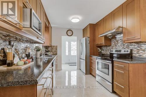 1207 Verhoeven Crt, Mississauga, ON - Indoor Photo Showing Kitchen With Upgraded Kitchen