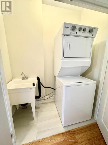 1423 Almonte Dr, Burlington, ON - Indoor Photo Showing Laundry Room