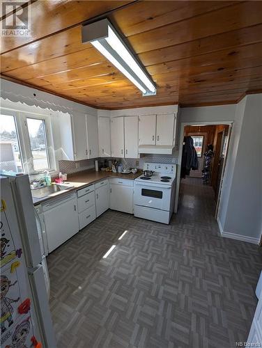 949 Riverside, Bathurst, NB - Indoor Photo Showing Kitchen