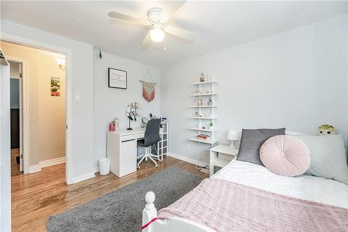 3352 Spruce Avenue, Burlington, ON - Indoor Photo Showing Bedroom