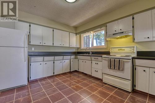 1295 N Eleventh Avenue, Williams Lake, BC - Indoor Photo Showing Kitchen