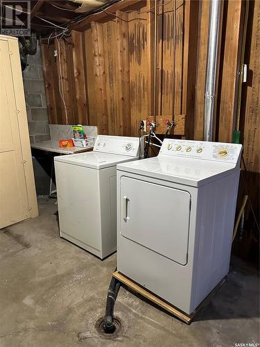 246 5Th Avenue Nw, Swift Current, SK - Indoor Photo Showing Laundry Room
