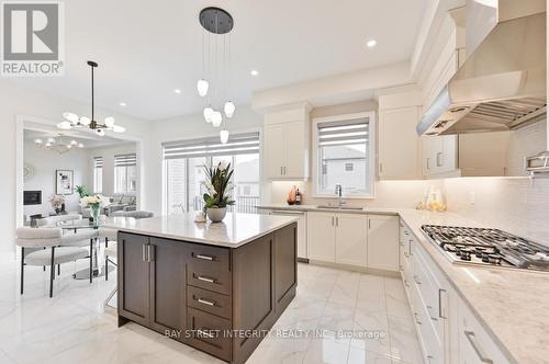 190 Wainfleet Cres, Vaughan, ON - Indoor Photo Showing Kitchen With Upgraded Kitchen